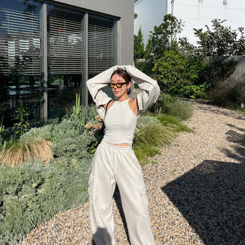 Kvinnor sportig loungewear set med crop top och vida cargo byxor Mirla-Eva Jonsson