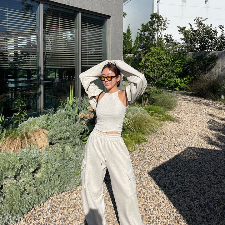 Kvinnor sportig loungewear set med crop top och vida cargo byxor Mirla-Eva Jonsson