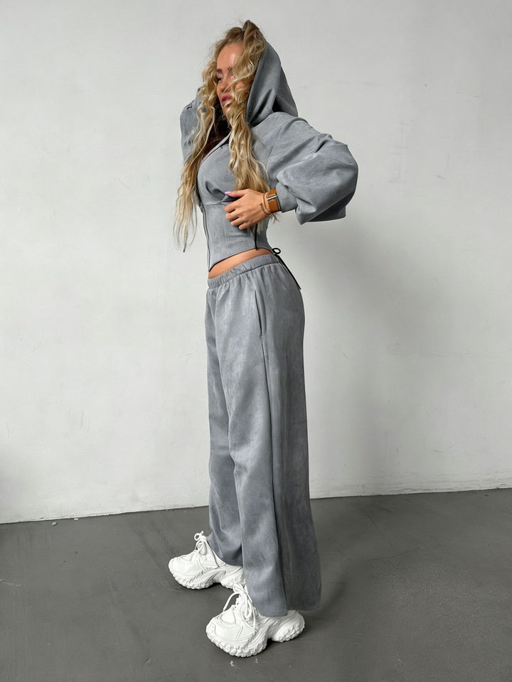 Kvinnor sportigt set av kort hoodiejacka och vida joggingbyxor med elastisk midja Mirla-Eva Jonsson
