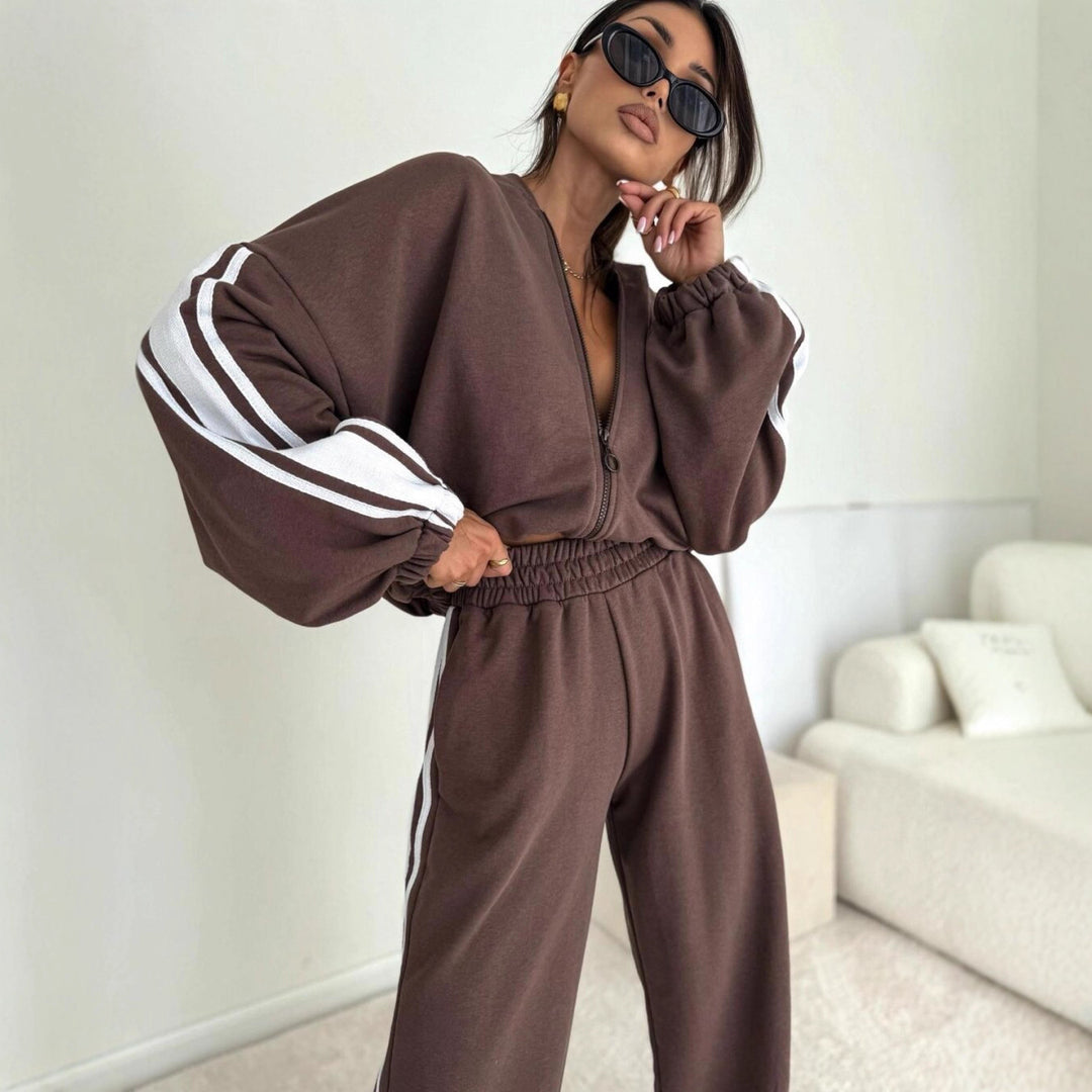 Kvinnor sportigt set med vid hoodie och elastiska joggingsbyxor Mirla-Eva Jonsson
