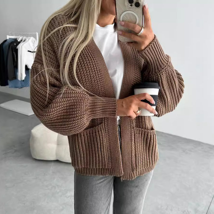 Kvinnor stickad jacka med strukturerad yta och voluminösa ärmar Mirla-Eva Jonsson