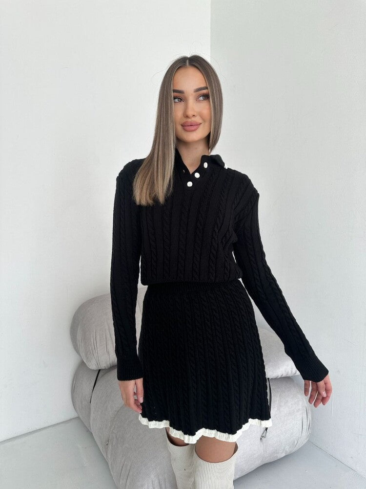 Kvinnor stickad klänning med krage och flätad design Mirla-Eva Jonsson
