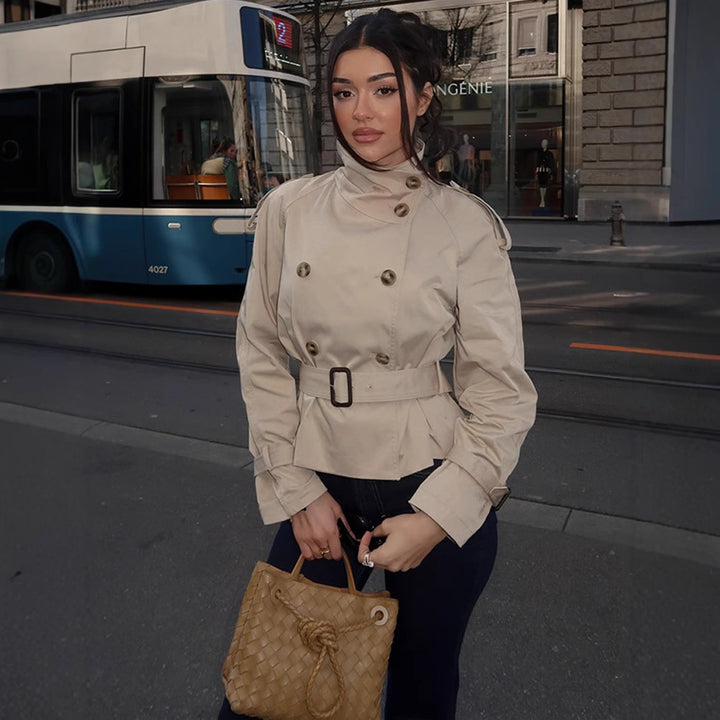 Kvinnor trenchcoat med midjebälte och dekorativa knappr detaljer Mirla-Eva Jonsson