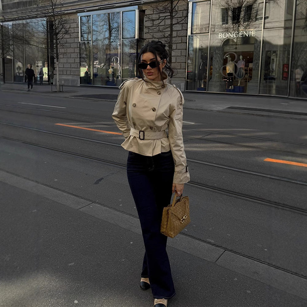 Kvinnor trenchcoat med midjebälte och dekorativa knappr detaljer Mirla-Eva Jonsson