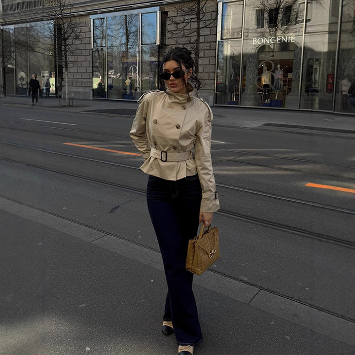 Kvinnor trenchcoat med midjebälte och dekorativa knappr detaljer Mirla-Eva Jonsson