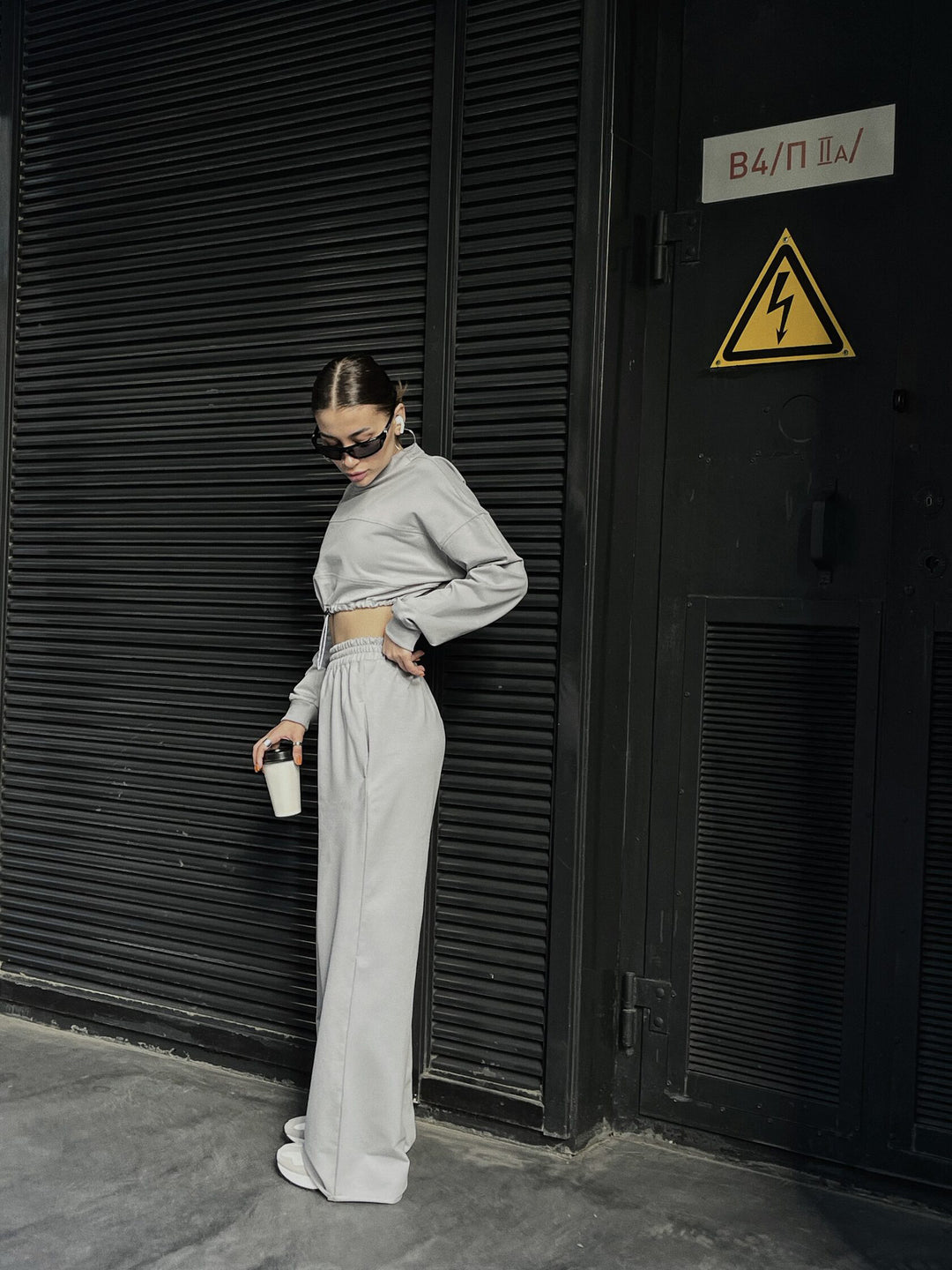 Kvinnor trendig cropped sweatshirt och vida byxor set Mirla-Eva Jonsson