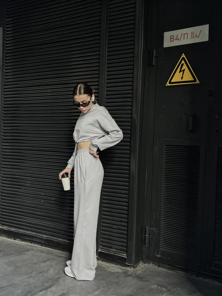 Kvinnor trendig cropped sweatshirt och vida byxor set Mirla-Eva Jonsson