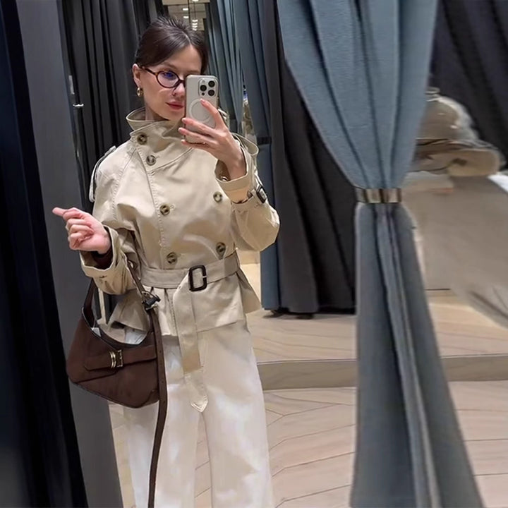 Kvinnor trendig kort jacka i modern trenchcoat-stil med bred krage och midjebälte Mirla-Eva Jonsson