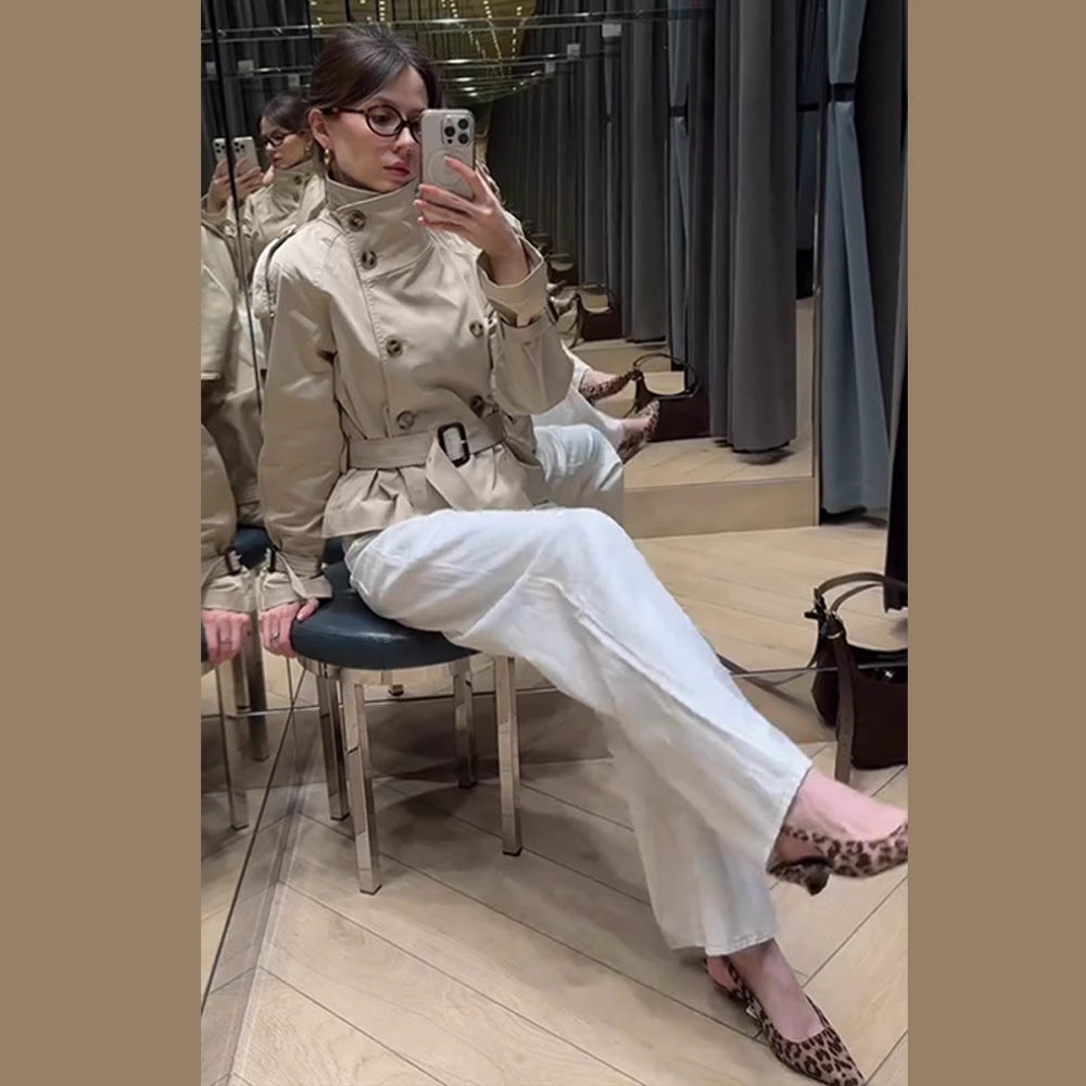 Kvinnor trendig kort jacka i modern trenchcoat-stil med bred krage och midjebälte Mirla-Eva Jonsson