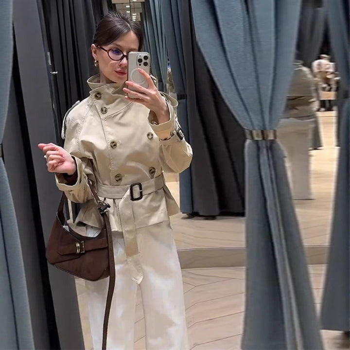 Kvinnor trendig kort jacka i modern trenchcoat-stil med bred krage och midjebälte Mirla-Eva Jonsson