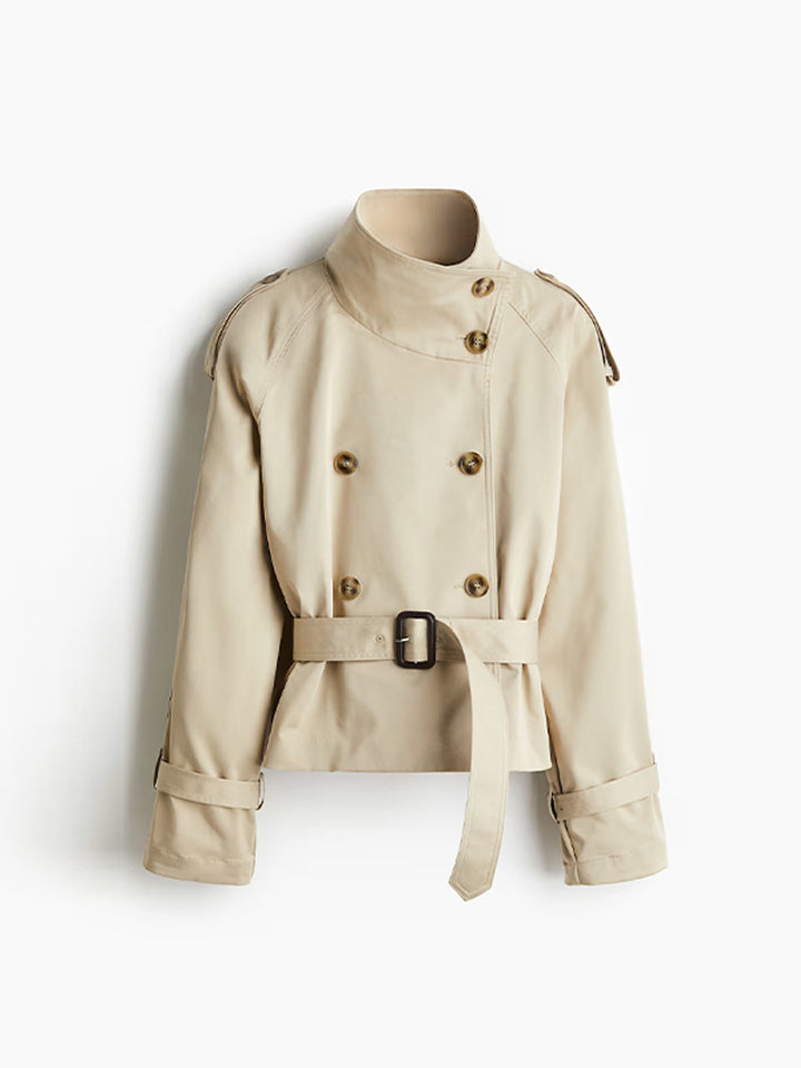 Kvinnor trendig kort jacka i modern trenchcoat-stil med bred krage och midjebälte Mirla-Eva Jonsson
