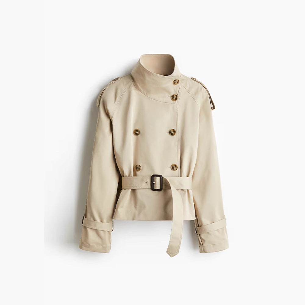 Kvinnor trendig kort jacka i modern trenchcoat-stil med bred krage och midjebälte Mirla-Eva Jonsson