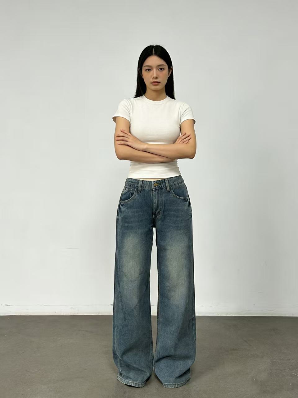 Kvinnor vida högmidjade jeans med avslappnad passform och individuella tvättar Mirla-Eva Jonsson