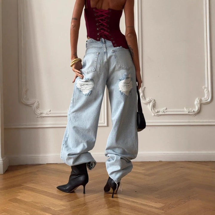 Kvinnors Baggy Jeans i Vintage Stil med Slitna Detaljer och Hög Midja Mirla-Eva Jonsson