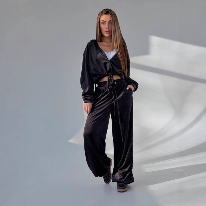 Kvinnors Bekväma Lounge Set med Avslappnad Croppad Hoodie och Vida Byxor Mirla-Eva Jonsson