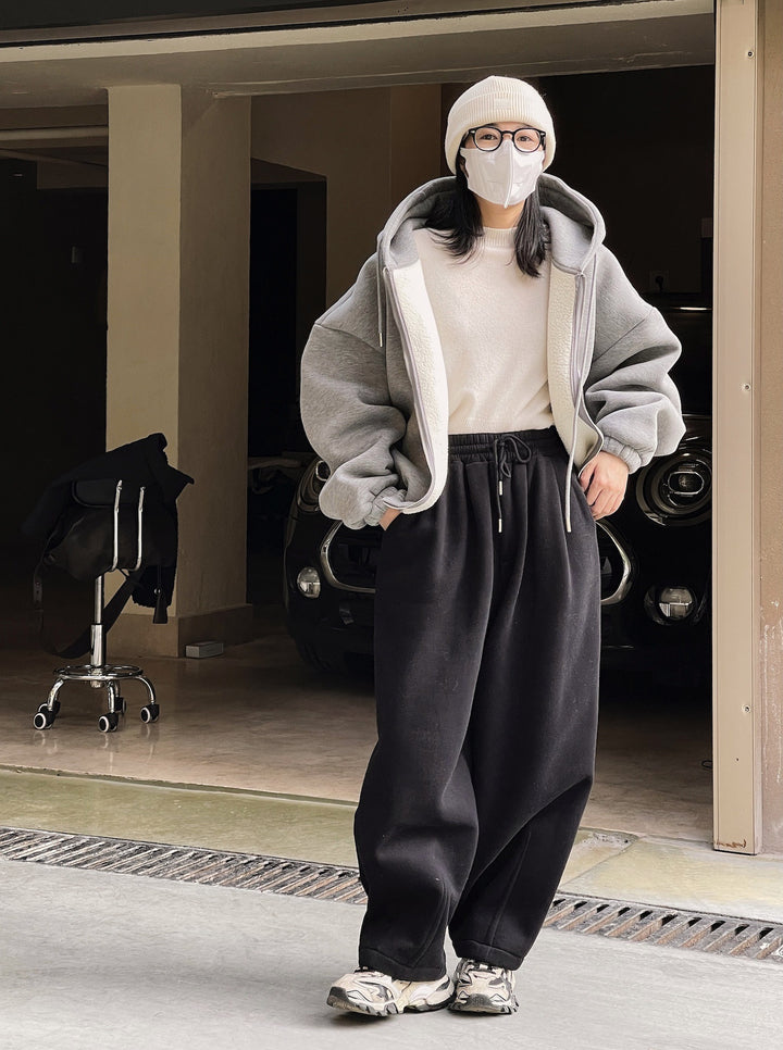 Kvinnors Bekväma Oversized Hoodie Jacka med Generösa Fickor och Dragsko Mirla-Eva Jonsson