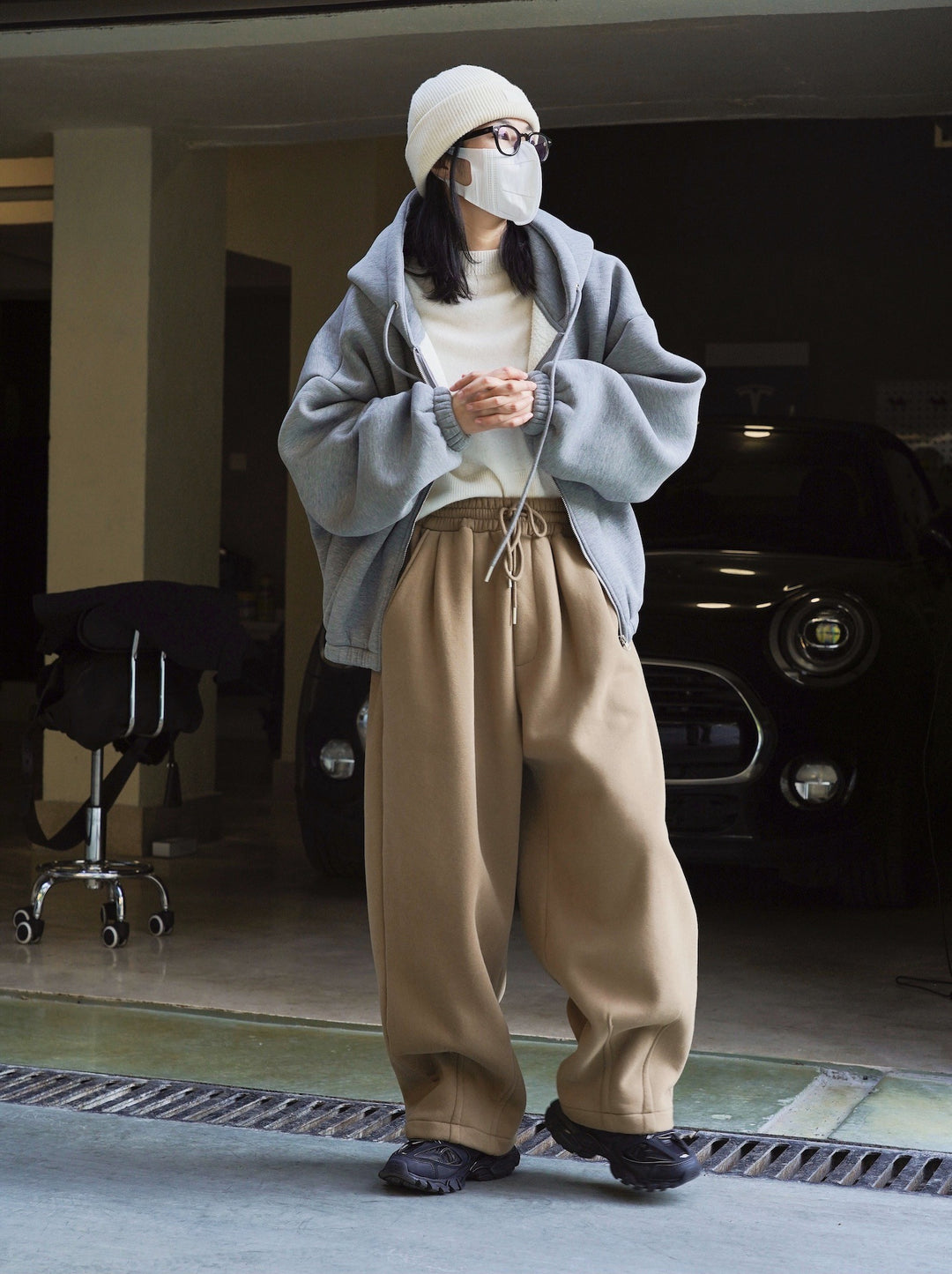 Kvinnors Bekväma Oversized Hoodie Jacka med Generösa Fickor och Dragsko Mirla-Eva Jonsson