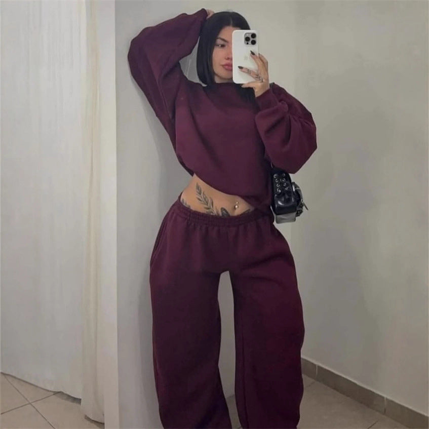 Kvinnors Bekväma Set av Kort Sweatshirt och Vida Joggingbyxor Mirla-Eva Jonsson