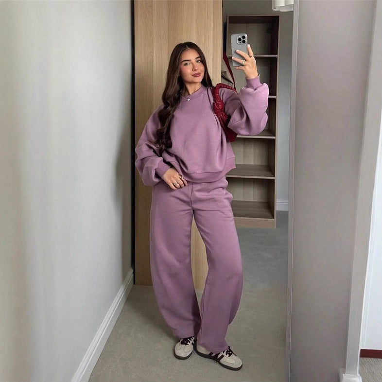 Kvinnors Bekväma Set av Kort Sweatshirt och Vida Joggingbyxor Mirla-Eva Jonsson