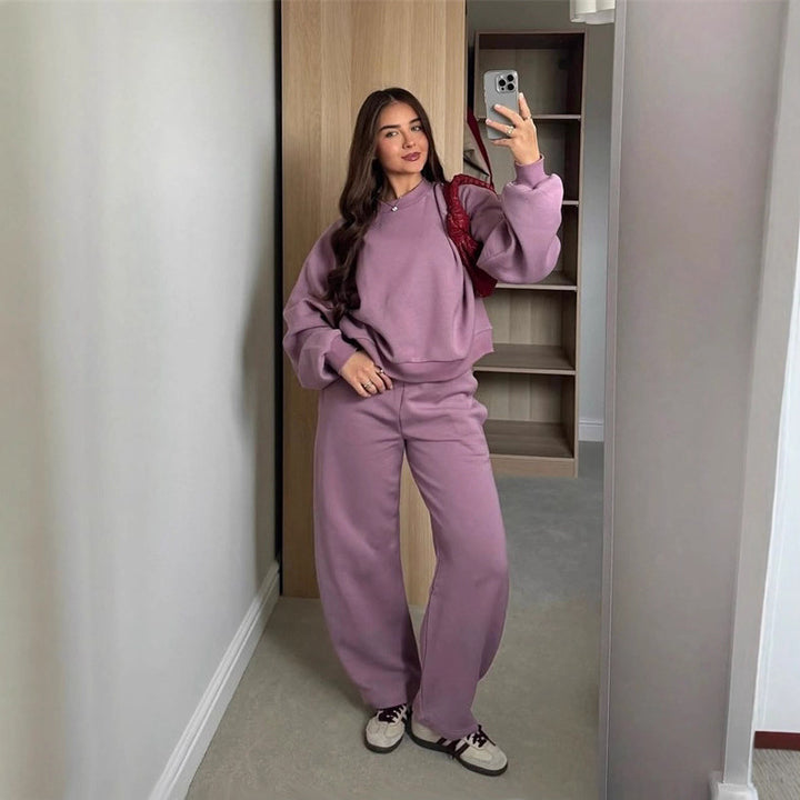 Kvinnors Bekväma Set av Kort Sweatshirt och Vida Joggingbyxor Mirla-Eva Jonsson