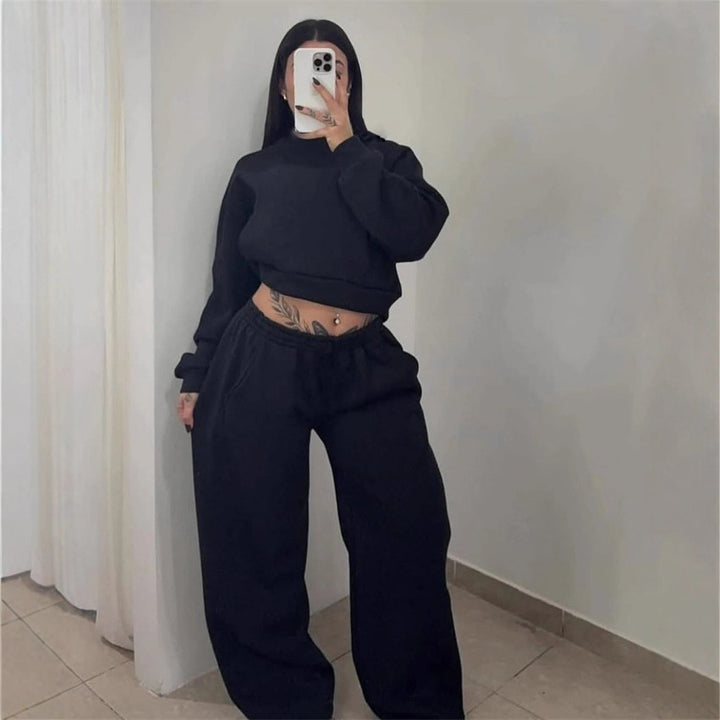 Kvinnors Bekväma Set av Kort Sweatshirt och Vida Joggingbyxor Mirla-Eva Jonsson