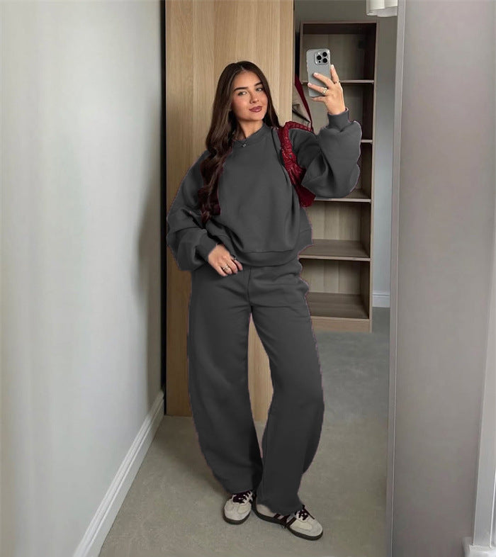 Kvinnors Bekväma Set av Kort Sweatshirt och Vida Joggingbyxor Mirla-Eva Jonsson
