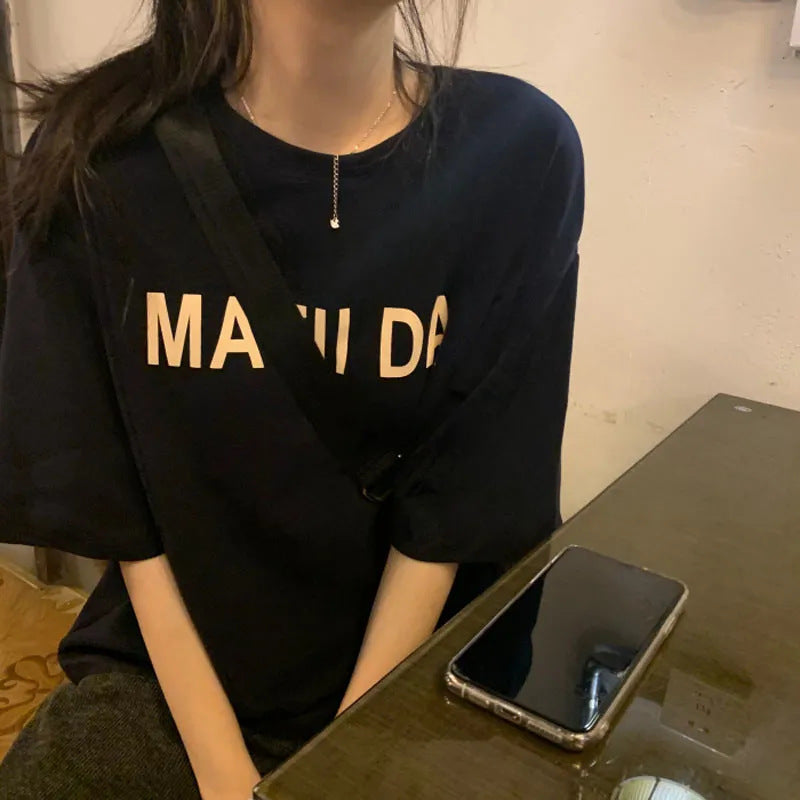 Kvinnors Bekväma T-Shirt med Ögonfångande Text Mirla-Eva Jonsson