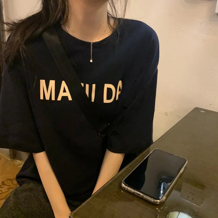 Kvinnors Bekväma T-Shirt med Ögonfångande Text Mirla-Eva Jonsson