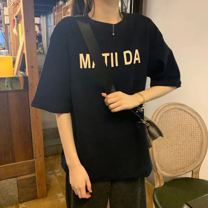 Kvinnors Bekväma T-Shirt med Ögonfångande Text Mirla-Eva Jonsson