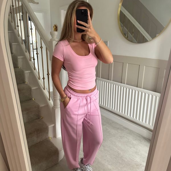 Kvinnors Bekväma Topp med Korta Ärmar och Högkvalitativ Ribbad Textur och Elastisk Nederkant-Eva Jonsson