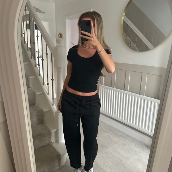 Kvinnors Bekväma Topp med Korta Ärmar och Högkvalitativ Ribbad Textur och Elastisk Nederkant-Eva Jonsson