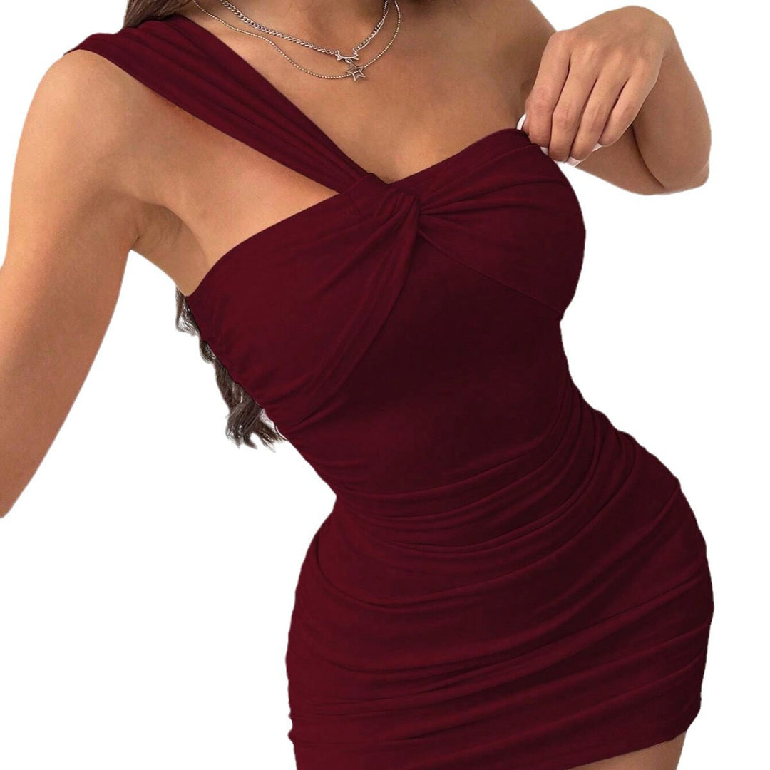 Kvinnors Bodycon Mini Klänning med Asymmetrisk Rem och Drapering Mirla-Eva Jonsson