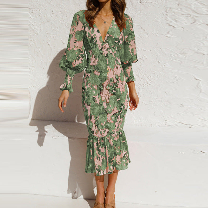 Kvinnors Bodycon klänning med volangkant och glamorös blommönster Mirla-Eva Jonsson