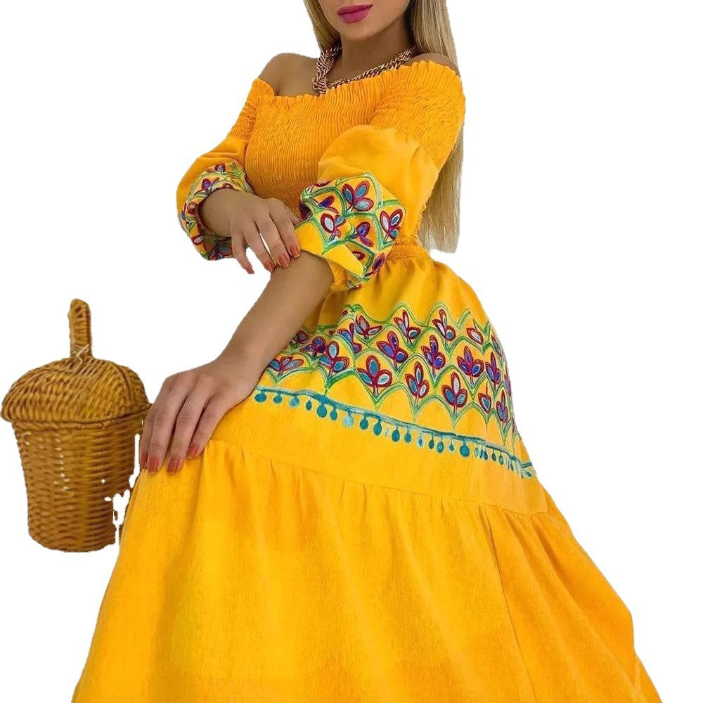 Kvinnors Boho Maxi Klänning med Off-the-Shoulder Design och Lekfull Broderi Detalj-Eva Jonsson