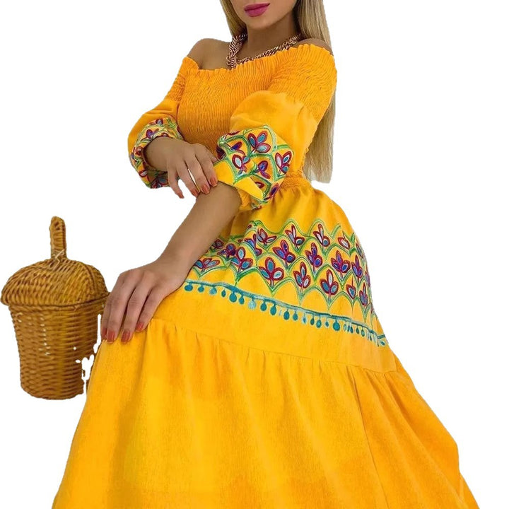 Kvinnors Boho Maxi Klänning med Off-the-Shoulder Design och Lekfull Broderi Detalj-Eva Jonsson