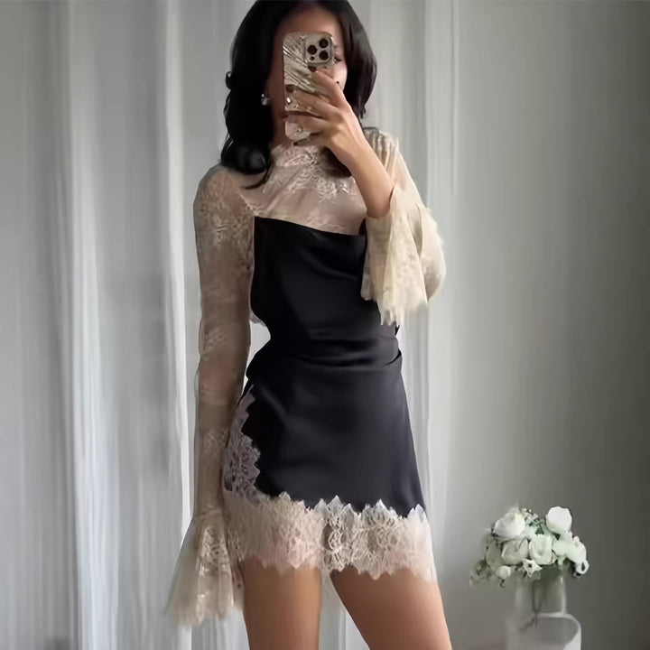 Kvinnors Chiffon Kvällsklänning med Eleganta Spetsdetaljer och Flödande Ärmar-Eva Jonsson