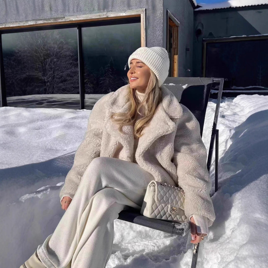 Kvinnors Cozy Fleece Jacka med Eleganta Klaffer och Praktiska Fickor Mirla-Eva Jonsson