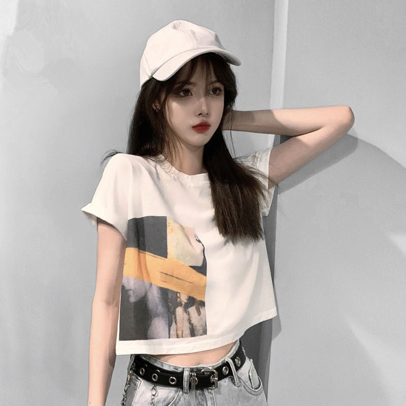 Kvinnors Crop T-shirt med kreativ grafisk tryck Mirla-Eva Jonsson