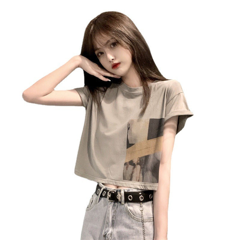 Kvinnors Crop T-shirt med kreativ grafisk tryck Mirla-Eva Jonsson