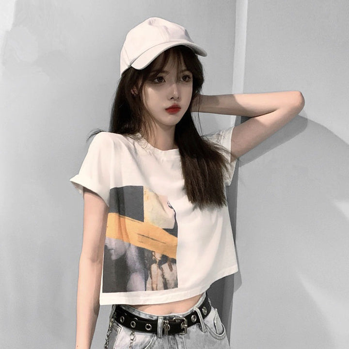 Kvinnors Crop T-shirt med kreativ grafisk tryck Mirla-Eva Jonsson