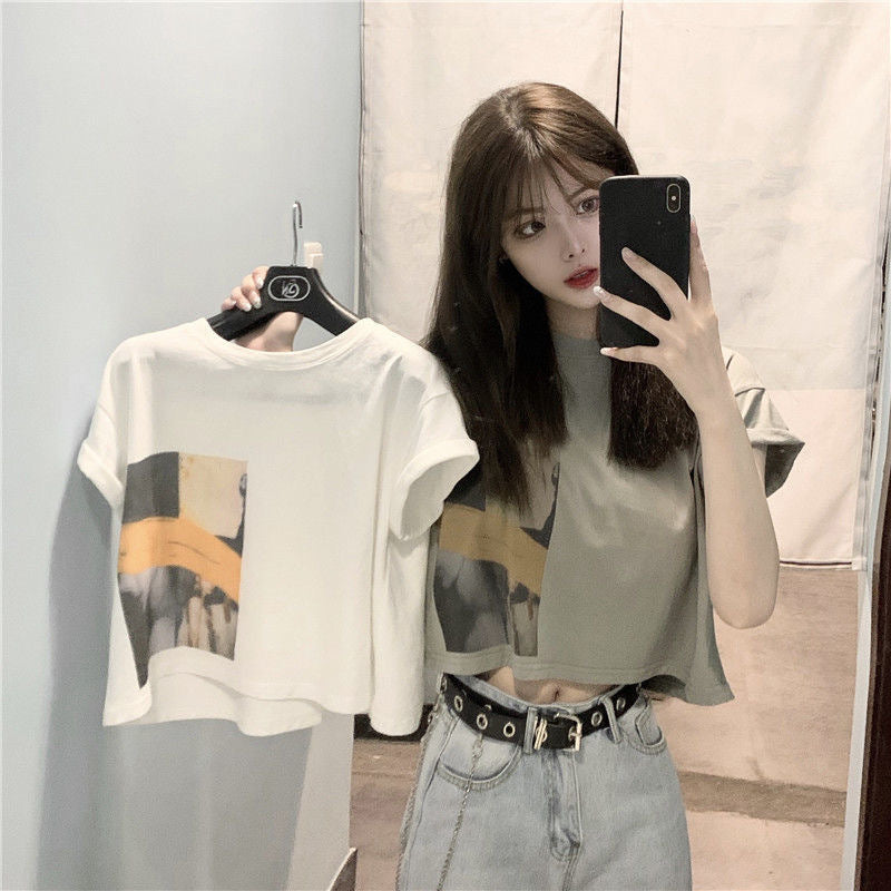 Kvinnors Crop T-shirt med kreativ grafisk tryck Mirla-Eva Jonsson