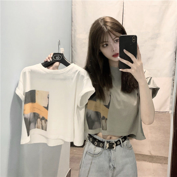 Kvinnors Crop T-shirt med kreativ grafisk tryck Mirla-Eva Jonsson