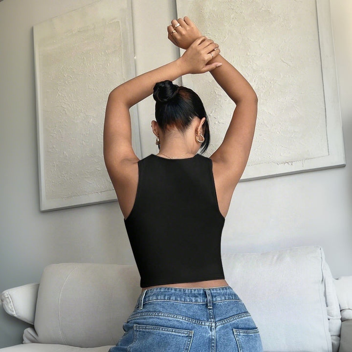 Kvinnors Cropped Top med Trendig Utskärning och Figurnära Design Mirla-Eva Jonsson