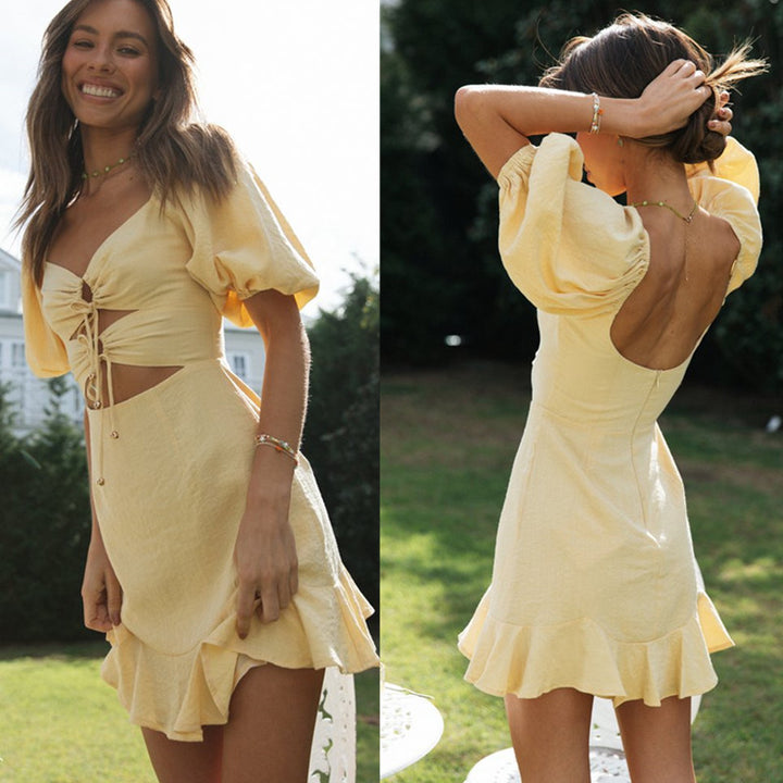 Kvinnors Cut-Out Mini Klänning med Ruffle Fåll och Snörningsdetalj Mirla-Eva Jonsson