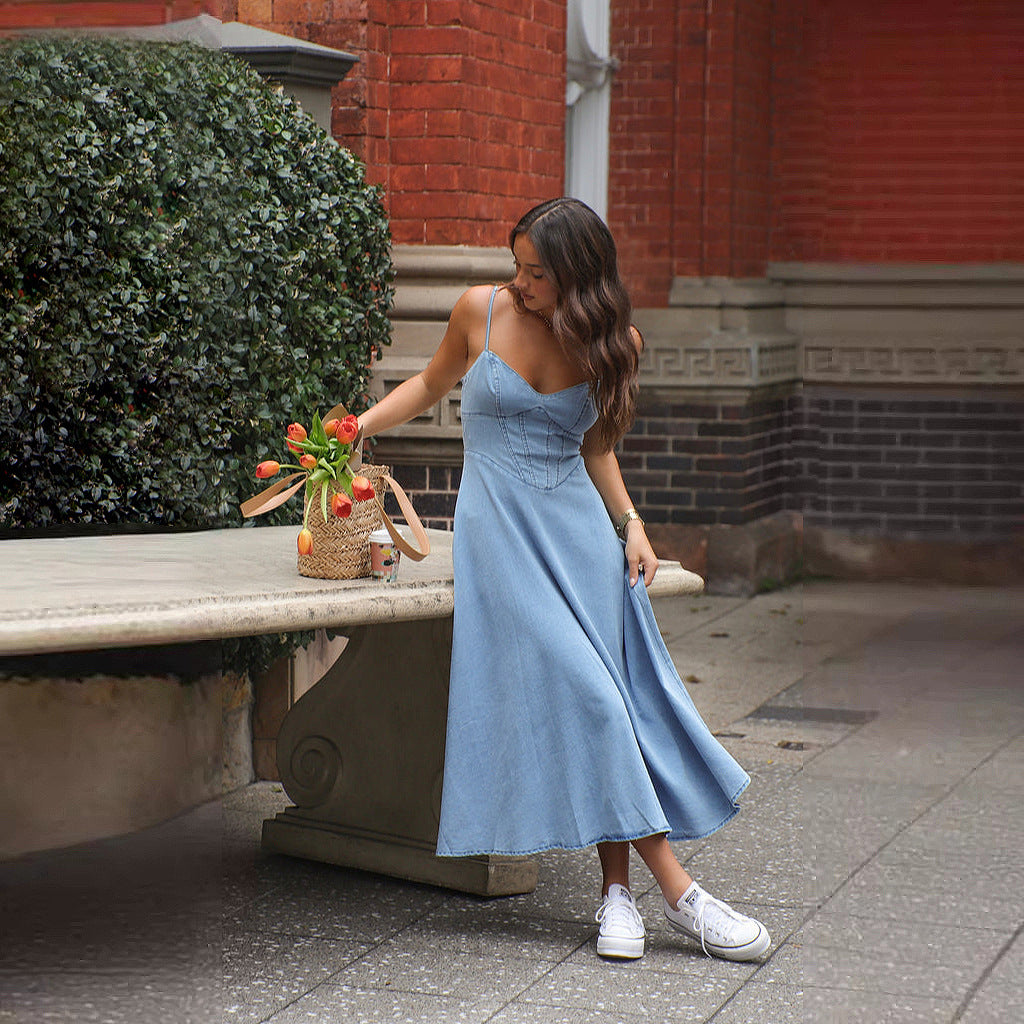 Kvinnors Denim Maxi Klänning med Elegant Skärning och Spagetti Remmar Mirla-Eva Jonsson