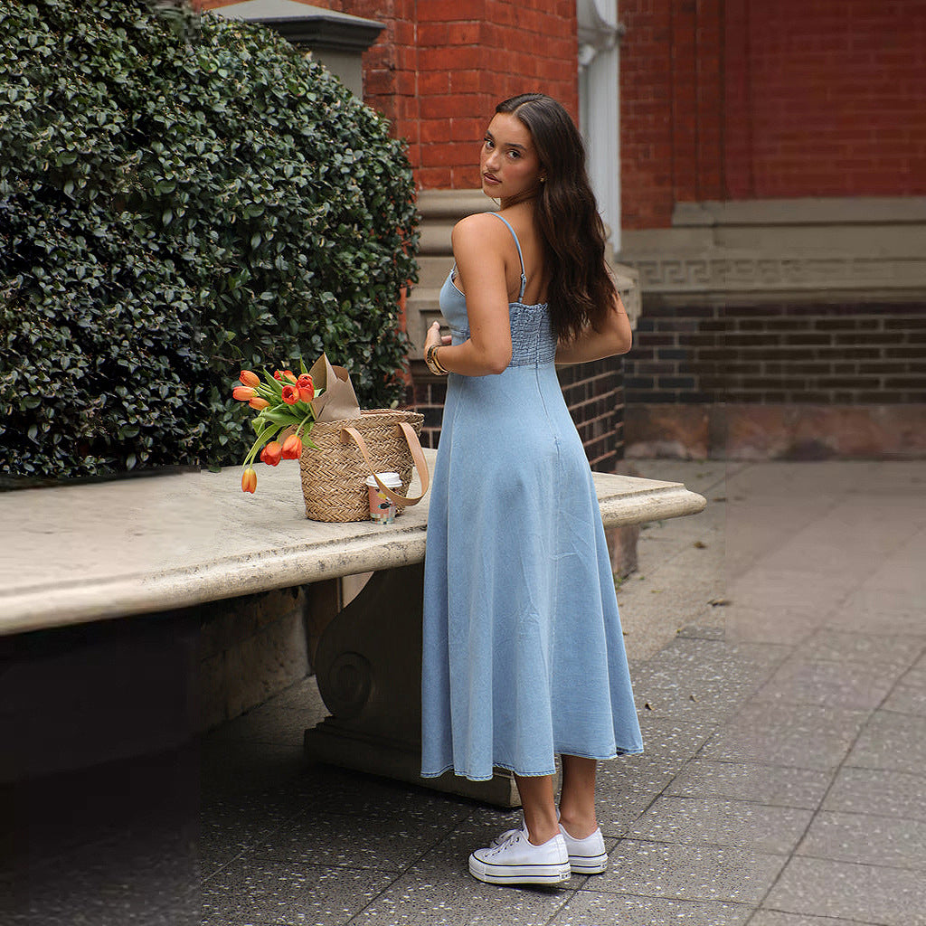 Kvinnors Denim Maxi Klänning med Elegant Skärning och Spagetti Remmar Mirla-Eva Jonsson