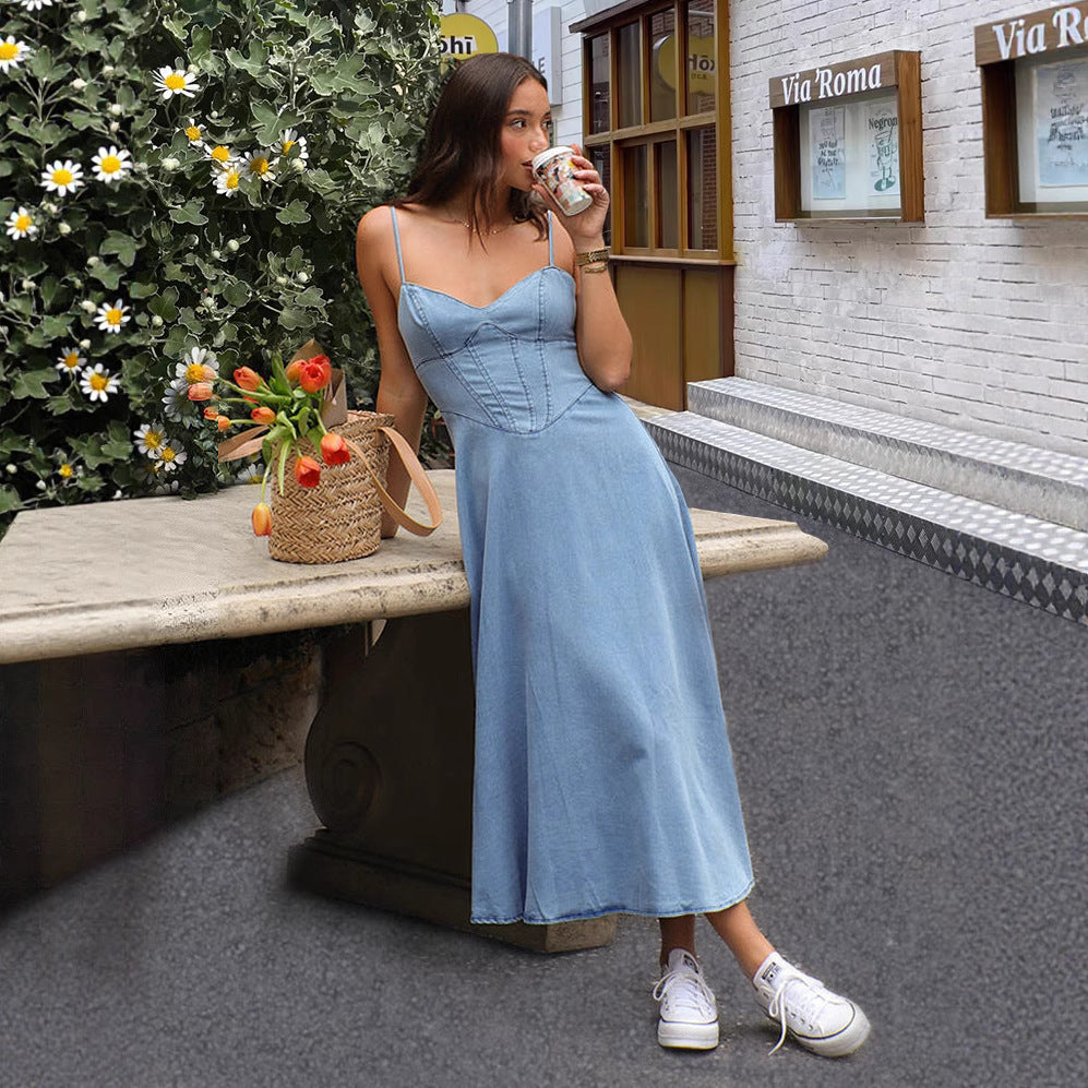 Kvinnors Denim Maxi Klänning med Elegant Skärning och Spagetti Remmar Mirla-Eva Jonsson