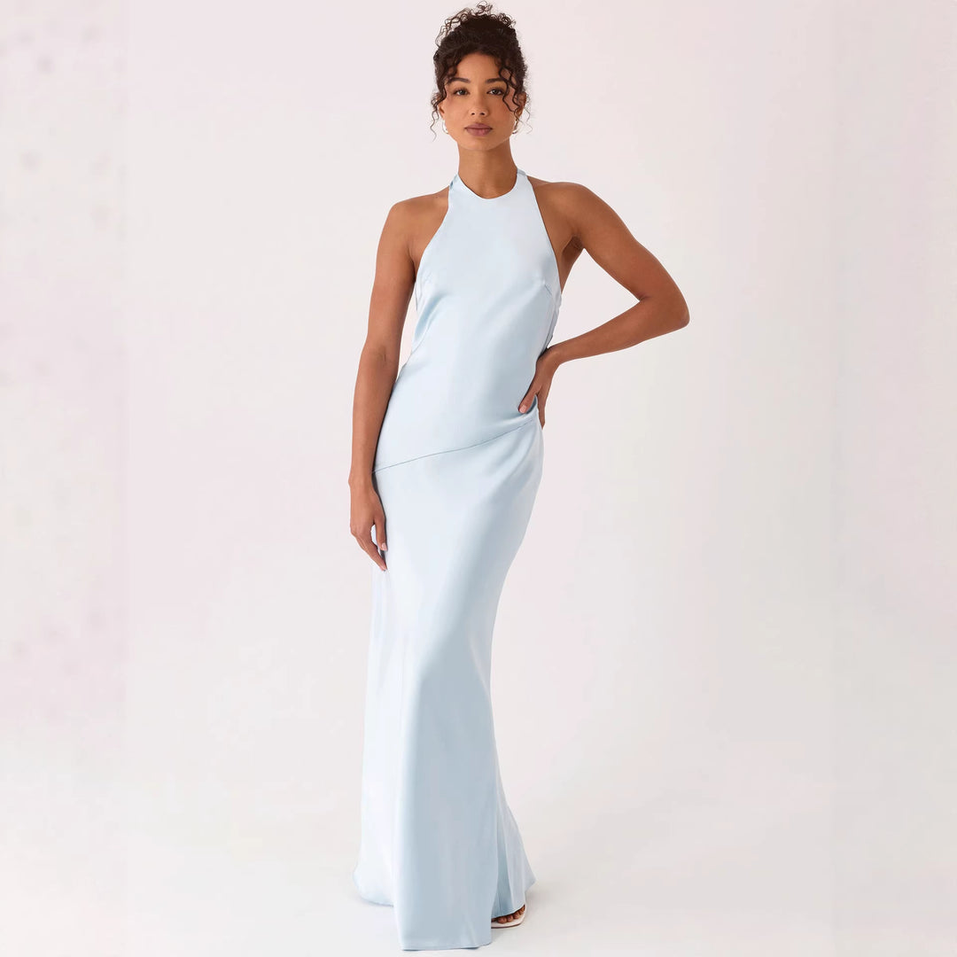 Kvinnors Elegant Aftonklänning med Chic Halterneckdesign och Flödande Tyg-Eva Jonsson