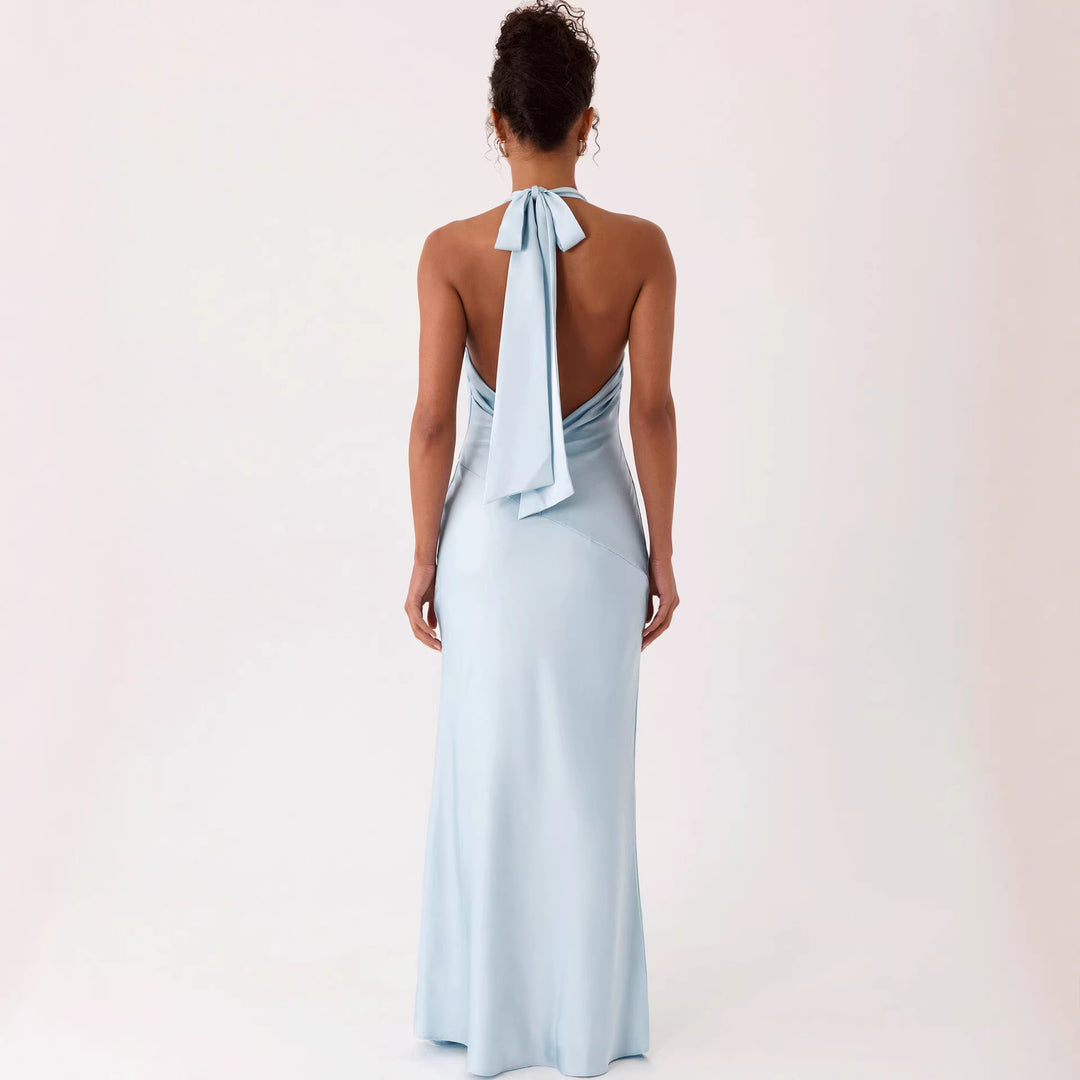 Kvinnors Elegant Aftonklänning med Chic Halterneckdesign och Flödande Tyg-Eva Jonsson