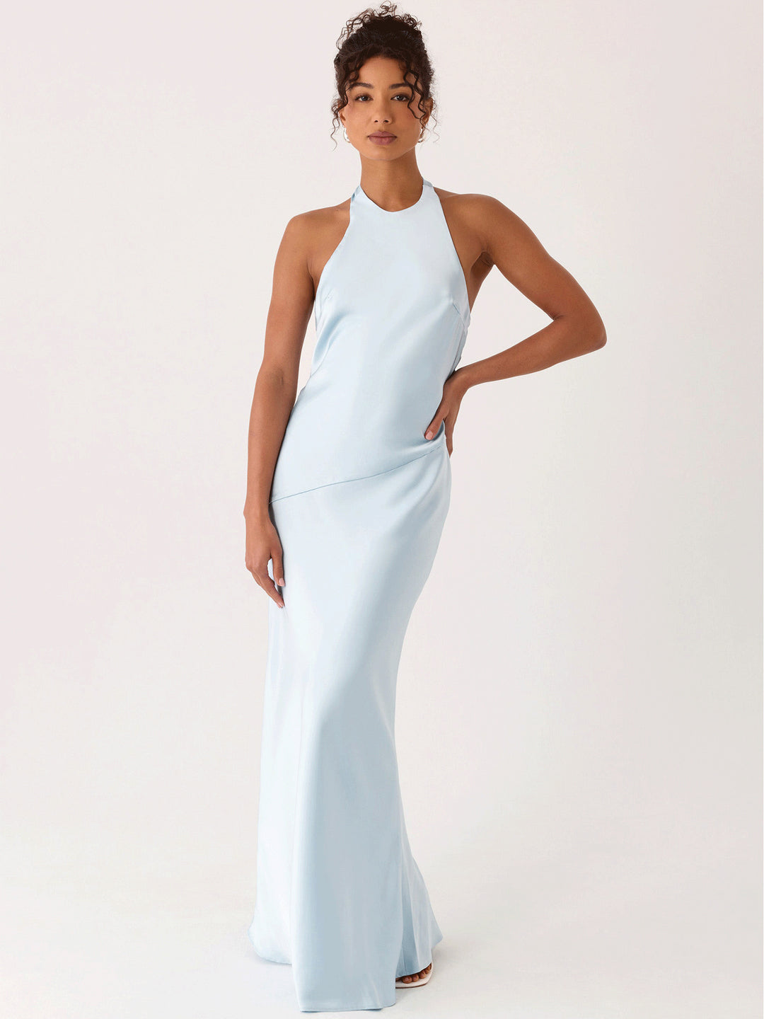Kvinnors Elegant Aftonklänning med Chic Halterneckdesign och Flödande Tyg-Eva Jonsson